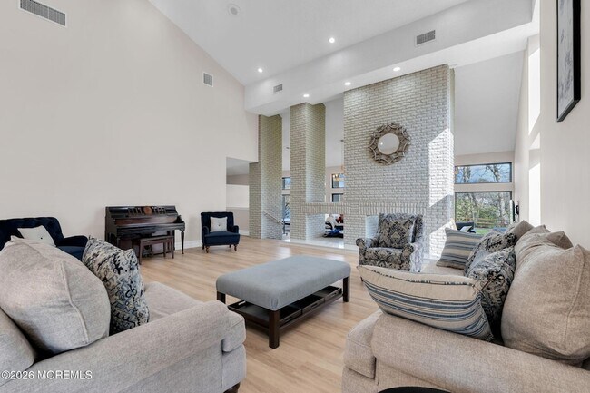 Building Photo - 42 Lexington Ct