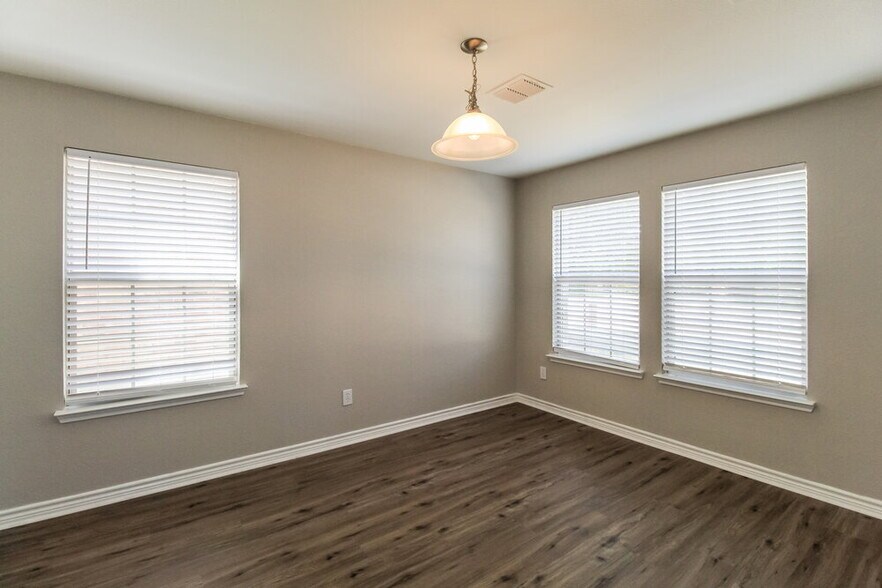 Building Photo - 310 Quail Run Rd