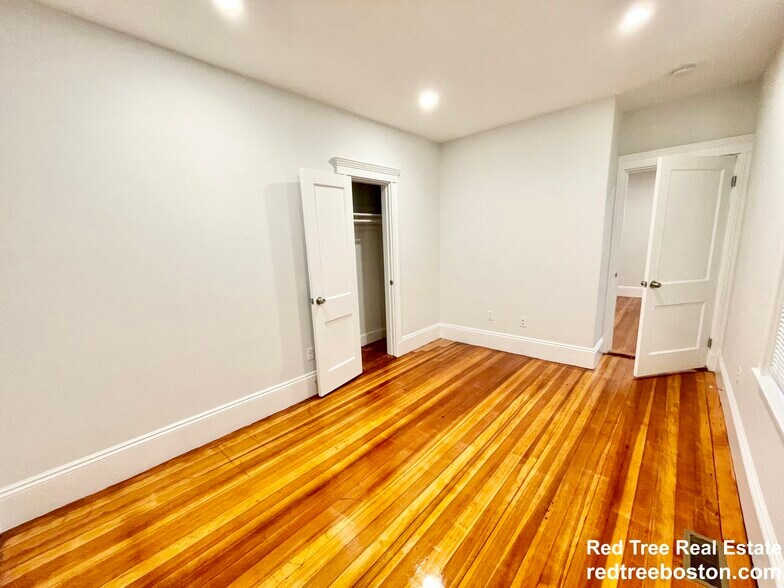 Building Photo - 68 Bakersfield St