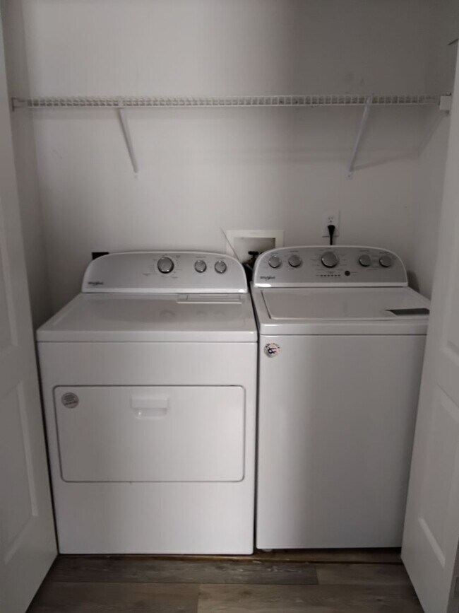 Building Photo - 422 Holly St