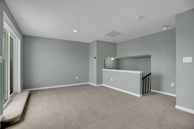 Building Photo - Stunning Townhome with Water Views!