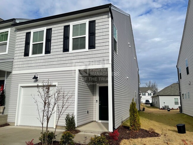 Building Photo - Brand New 3bd/2.5BA END UNIT townhome in F...