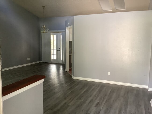 Building Photo - Three Bedroom Two Bath Home in N Lakeland