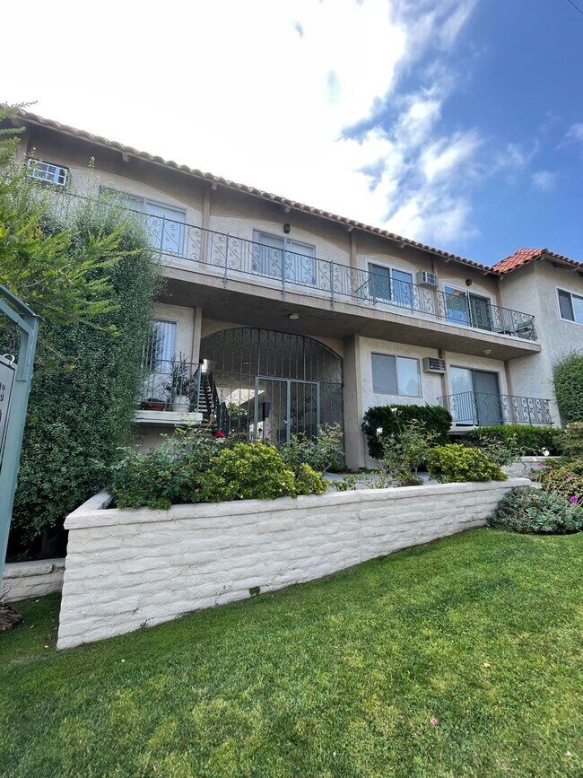 Building Photo - 10970 Palms Blvd