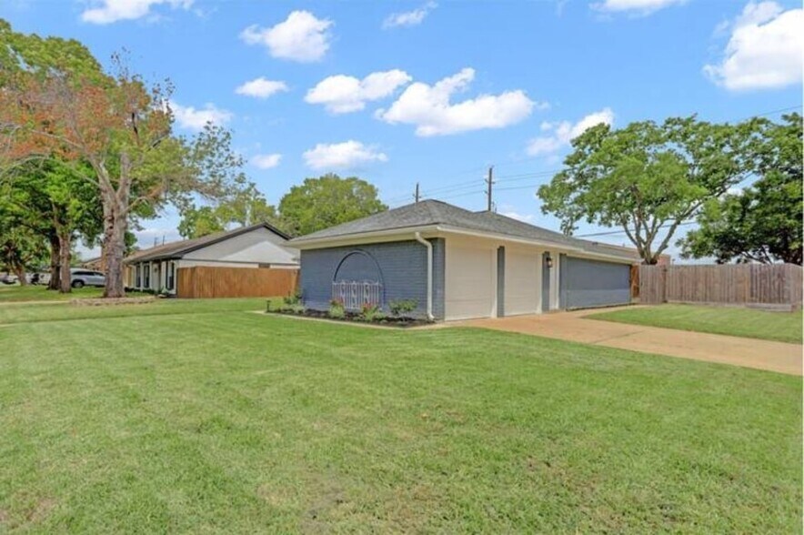 Building Photo - 327 Gentilly Dr