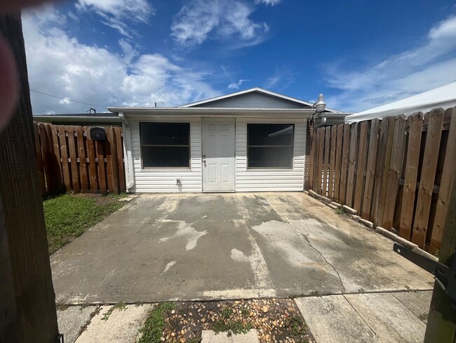 Building Photo - Two bedroom, two bathroom available in Mel...