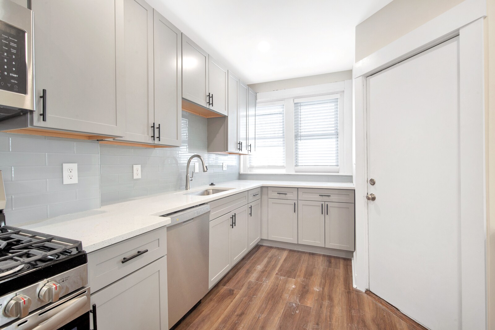 Building Photo - 105 School St