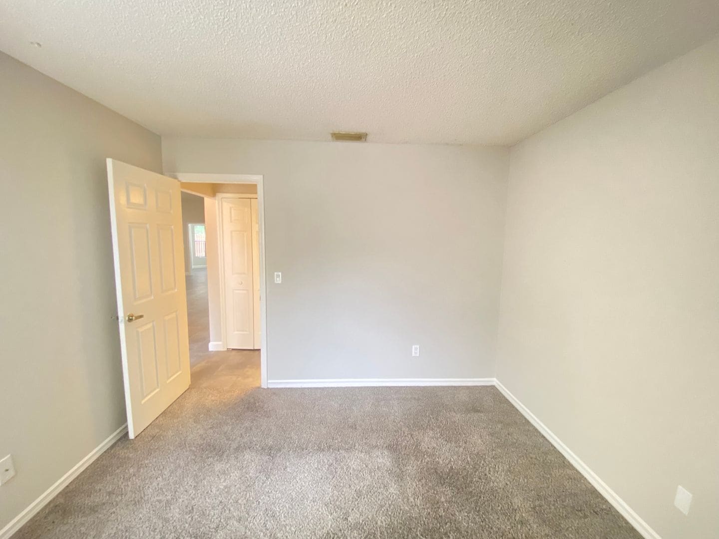 Building Photo - 208 Egret Ct