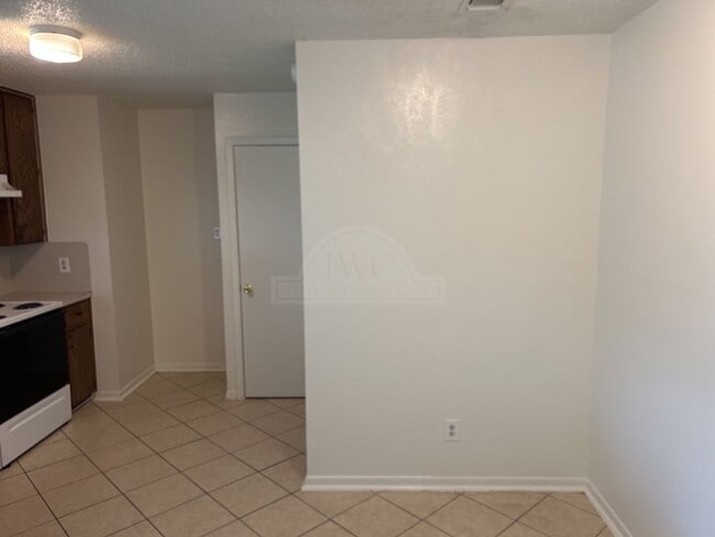 Building Photo - 1811 Janis Dr