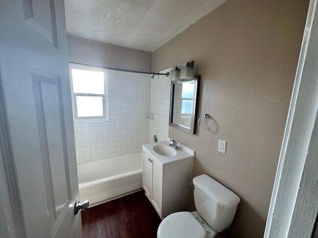 Interior Photo - 346 - 300 Dunster Dr