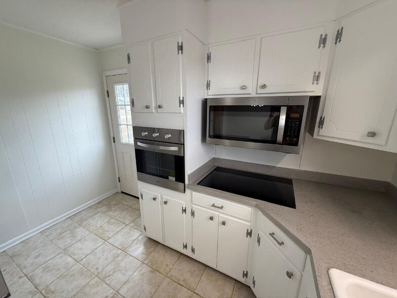 Building Photo - 8912 Bayview Dr