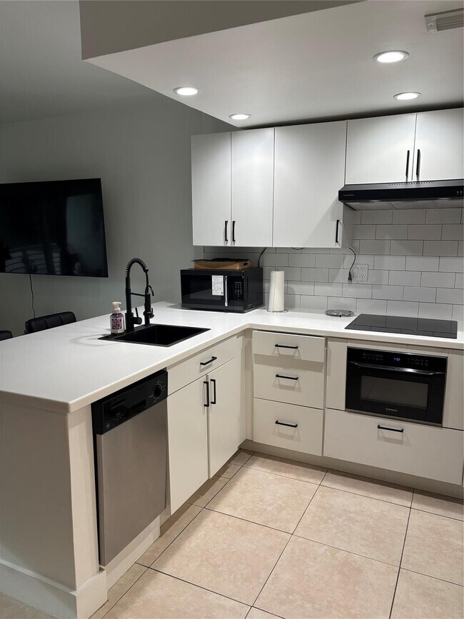 Building Photo - 2900 NE 30th St