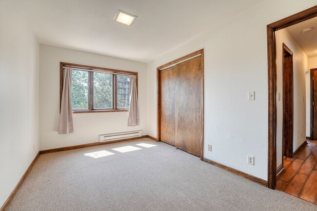 Building Photo - 305 N Chipmunk Cir