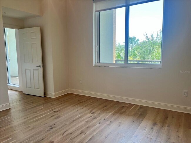 Building Photo - 800 N Tamiami Trl