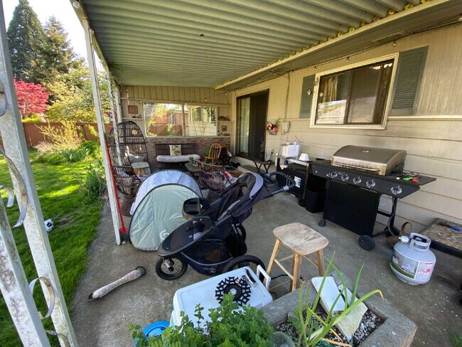 Building Photo - Massive Fenced Yard, Spacious 3BR Near Hospital, Shopping & Waterfront in Prime Bellingham Location