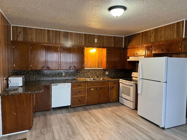 Building Photo - 5 Bed 2 Bath Home w/ 6.14 Acres In Iowa Park ISD.