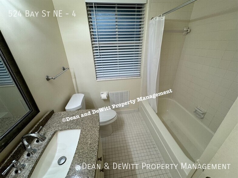 Building Photo - 2 Bed/1 Bath - Unit 4