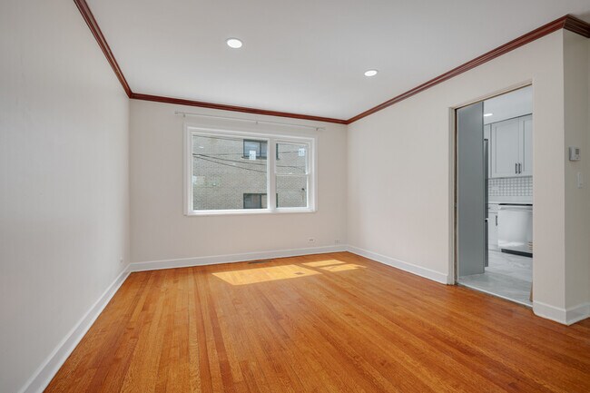 Building Photo - 7248 N Ridge Blvd