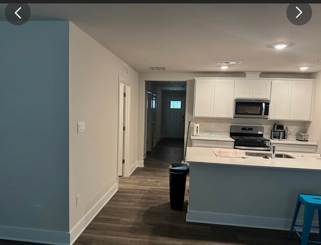 Building Photo - 672 Armstrong Ave