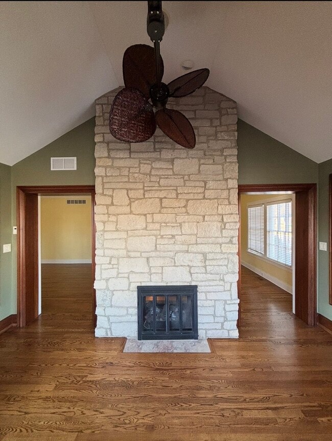 Building Photo - 310 N Prairie Ave