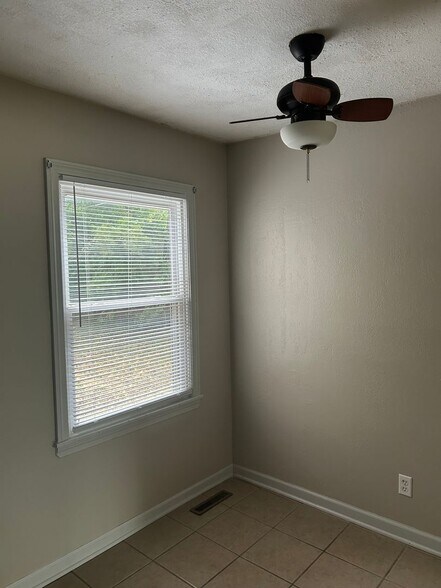 Building Photo - 2520 S twin Oaks St
