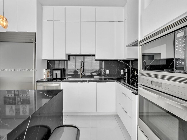 Building Photo - 2020 N Bayshore Dr