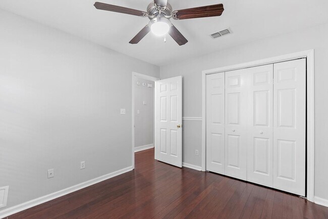 Building Photo - 2521 Heathrow Dr