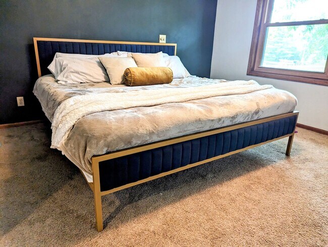 Building Photo - Four Bedroom Neenah House