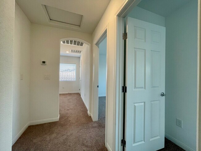 Building Photo - BEAUTIFUL 5 BED 3.5 BATH 3 FLOORS 2 CAR GARAGE SINGLE FAMILY HOME W/ LARGE LOFT & BACKYARD FOR RENT!