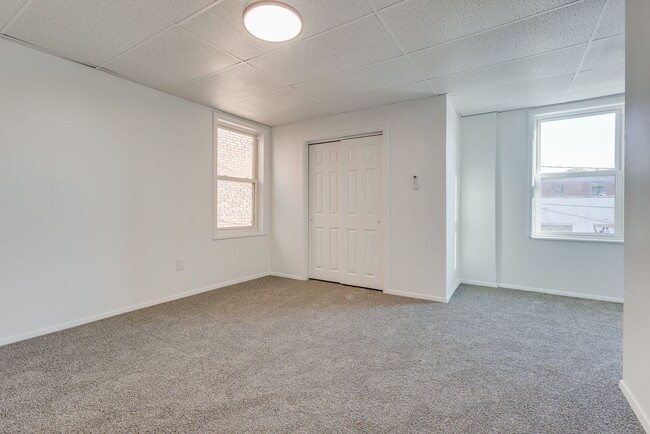 Building Photo - 826 E Warrington Ave