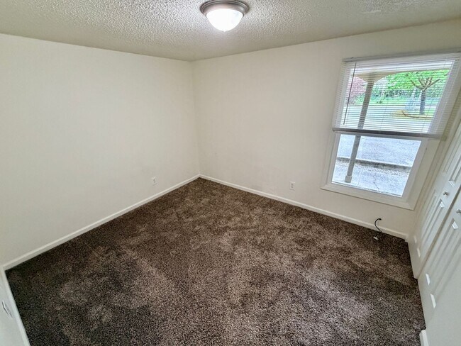 Building Photo - Two Bedroom Apartment in Central Salem