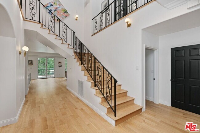 Building Photo - 2056 Kerwood Ave