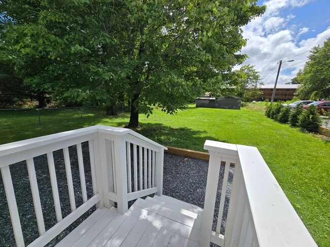 Building Photo - Cute Meadowview Bungalow; 3/1.5 Right in T...