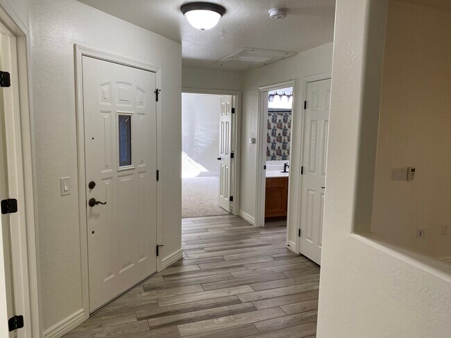 Foyer - 16801 N 94th St