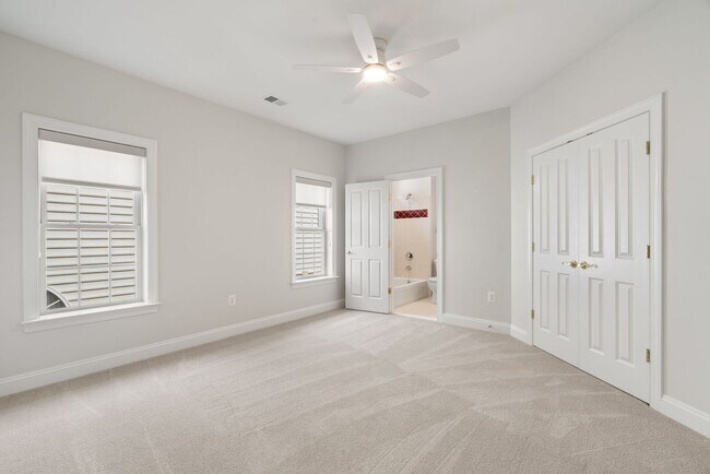 Building Photo - Stunning 4 level detached home close to the Mosaic District in Fairfax!