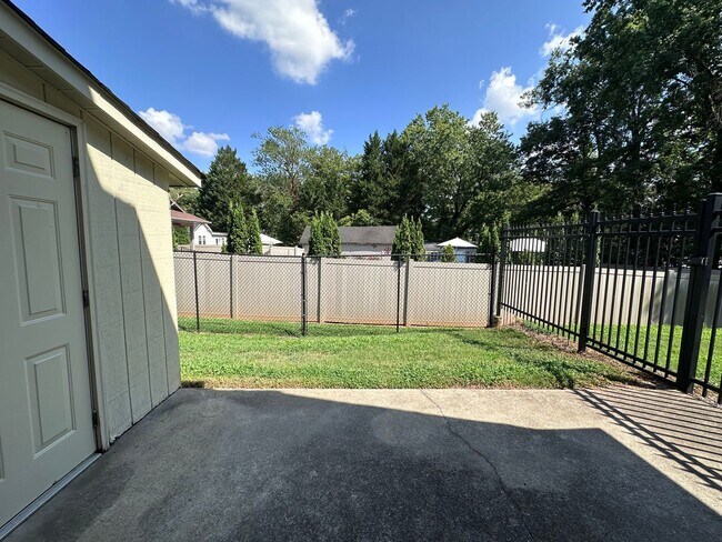 Building Photo - Charming & Private Townhouse in NW Hickory – 2BR, 1.5BA, Prime Location - No Pets