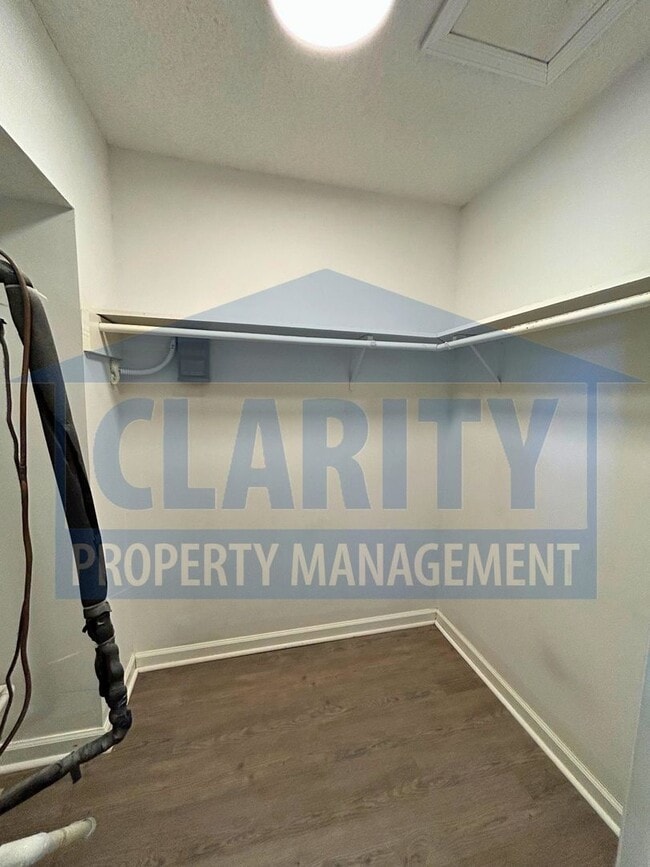 Building Photo - Two bedroom townhome w/ cathedral ceilings!
