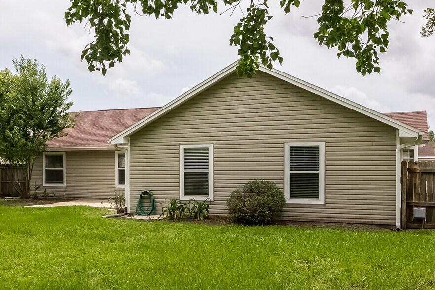 Building Photo - 7624 Pilgrims Trace Dr