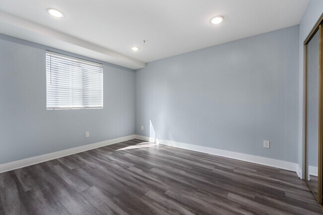 Building Photo - Beautiful 4 Bed / 3 Bath apartment with PARKING & IN-UNIT LAUNDRY!