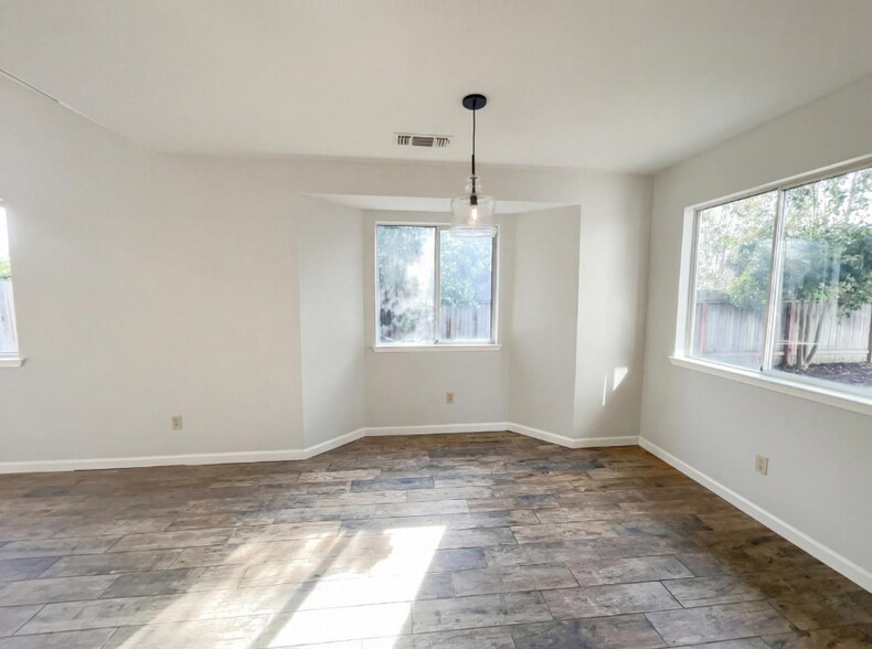 Building Photo - 4744 Ponderay Ln