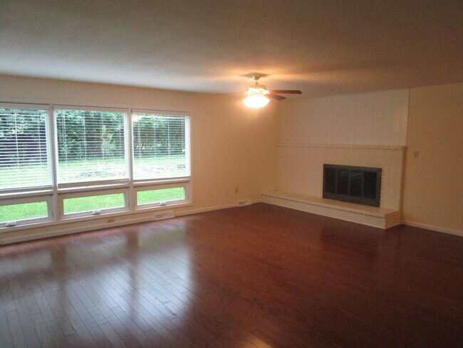Building Photo - 305 Manor Dr