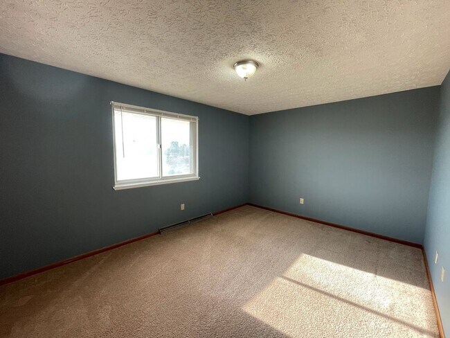 Building Photo - Two bedroom one bathroom apartment for rent