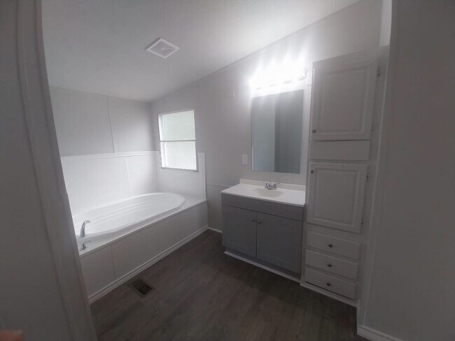 Building Photo - Stunning Manufactured house ready to move in!