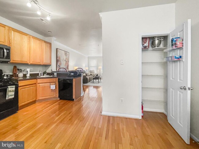 Building Photo - 12 S Exeter St