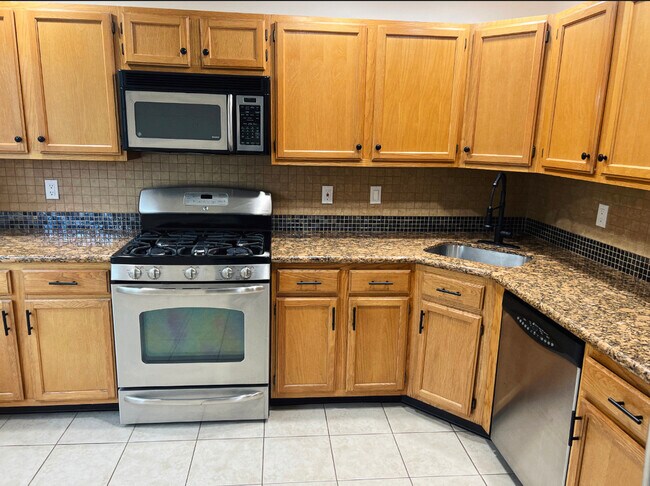 Gas range stove and upgraded hanedware - 1942 Willings Ln