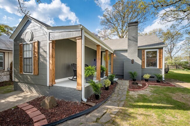 Building Photo - Updated 3-Bedroom Home with Fully Equipped Kitchen & Washer/Dryer in Great Neighborhood!