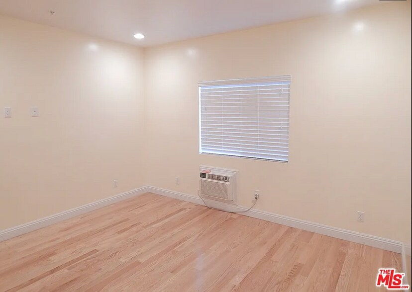 Building Photo - 2018 Hillcrest Dr