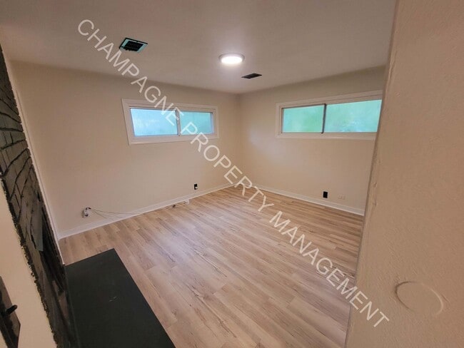 Building Photo - Large home in Ruskin!