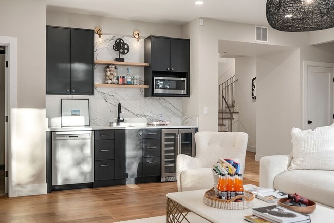 Building Photo - 7Bd/6.5Ba Bellevue Home