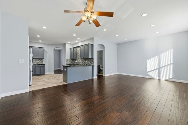 Building Photo - 218 Goldenrod Dr